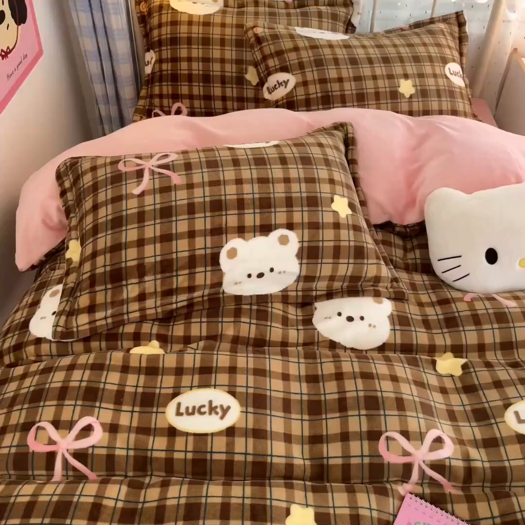 91家纺网 家纺一手货源 找家纺 川悦生活 2025新款加厚牛奶绒印花四件套 茶酥小熊粉