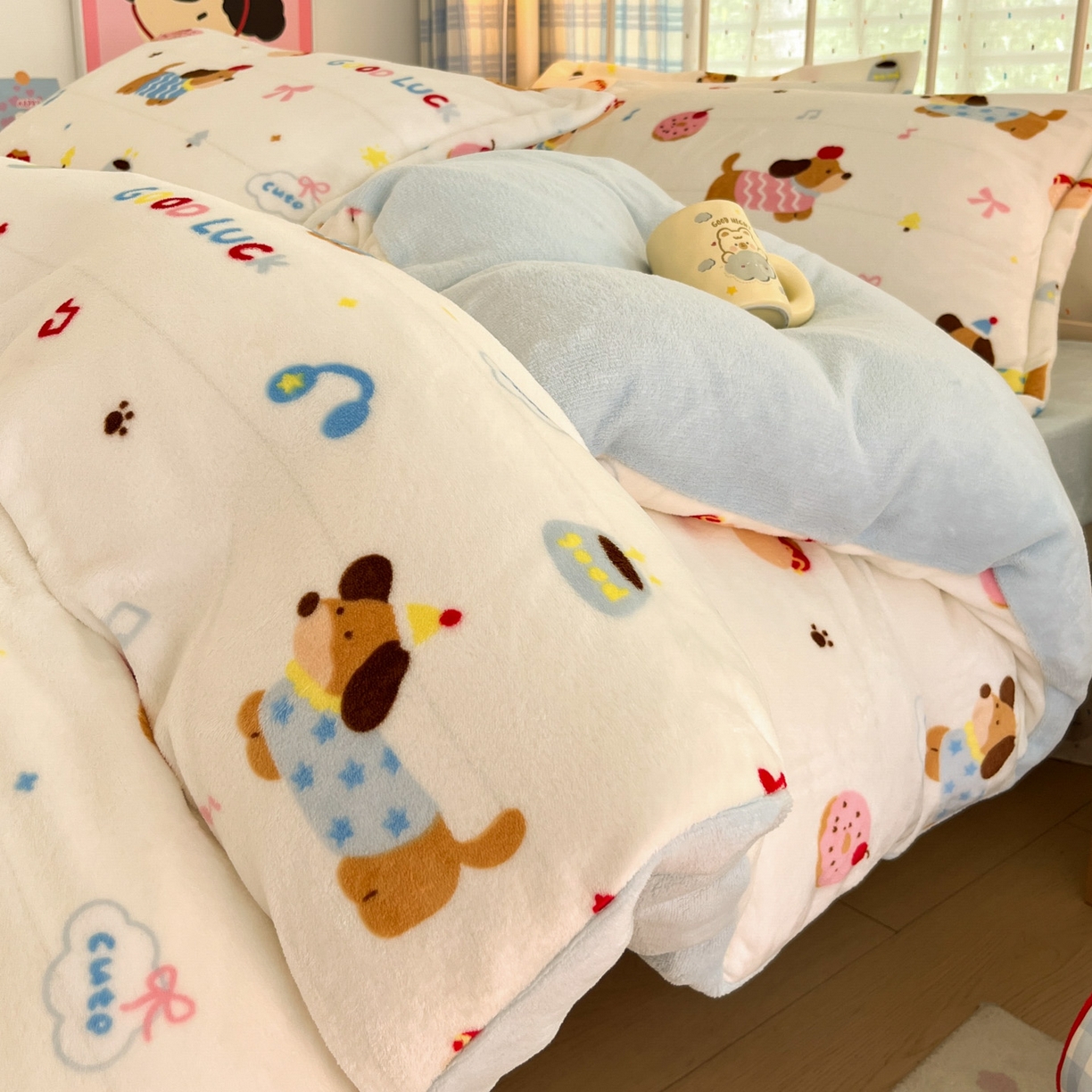 91家纺网 家纺一手货源 找家纺 川悦生活 2025新款加厚牛奶绒印花四件套 快乐腊肠蓝