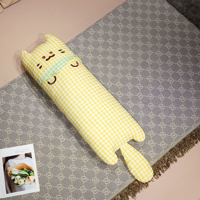 91家纺网 家纺一手货源 找家纺 仟亿莱 2025新款格子方巾喵长条睡觉抱枕 黄格方巾喵