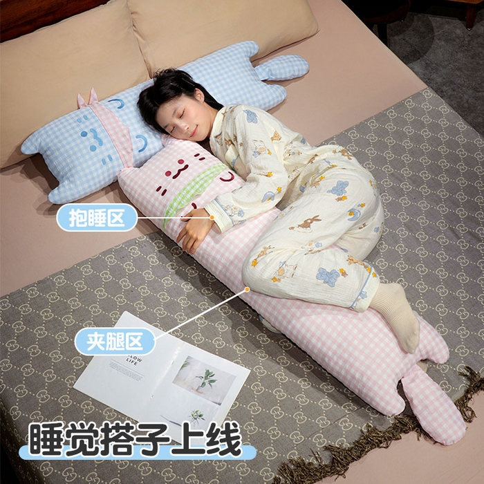 91家纺网 家纺一手货源 找家纺 （总）仟亿莱 2025新款格子方巾喵长条睡觉抱枕