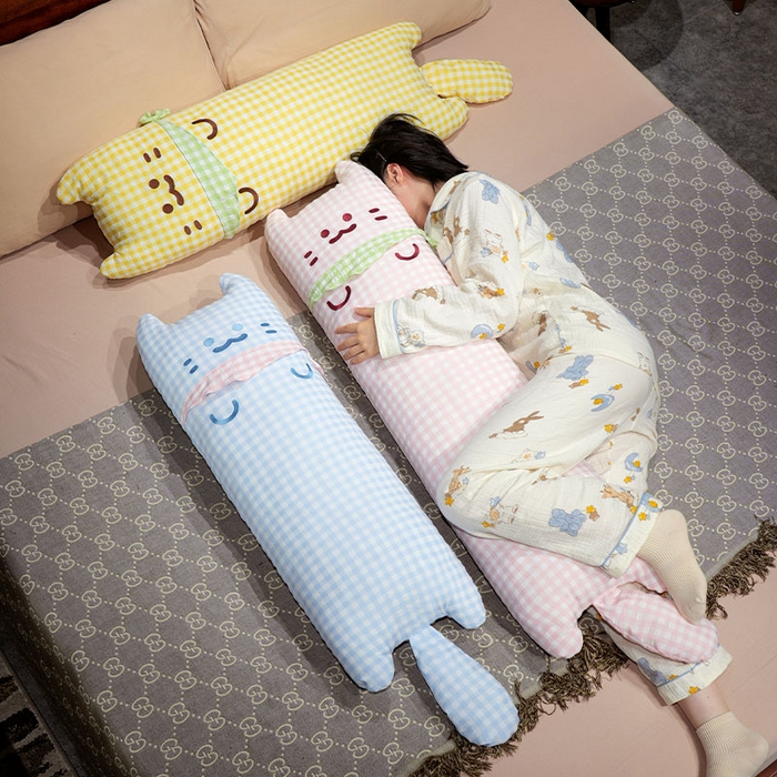 91家纺网 家纺一手货源 找家纺 （总）仟亿莱 2025新款格子方巾喵长条睡觉抱枕