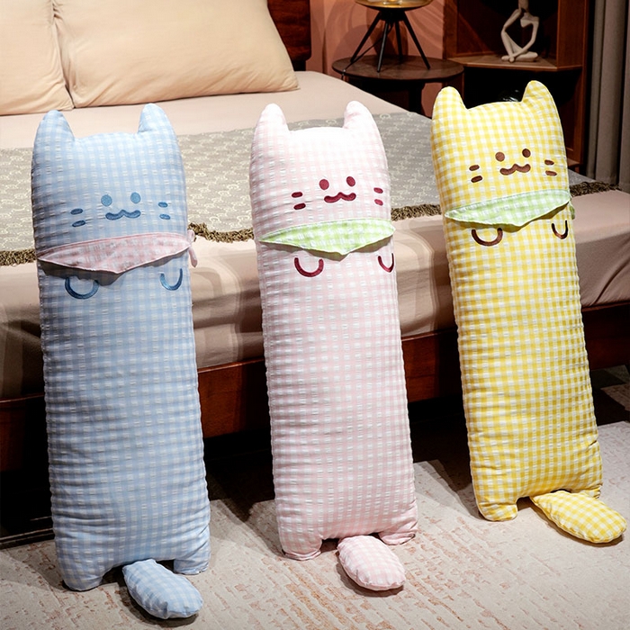 91家纺网 家纺一手货源 找家纺 仟亿莱 2025新款格子方巾喵长条睡觉抱枕 粉格方巾喵