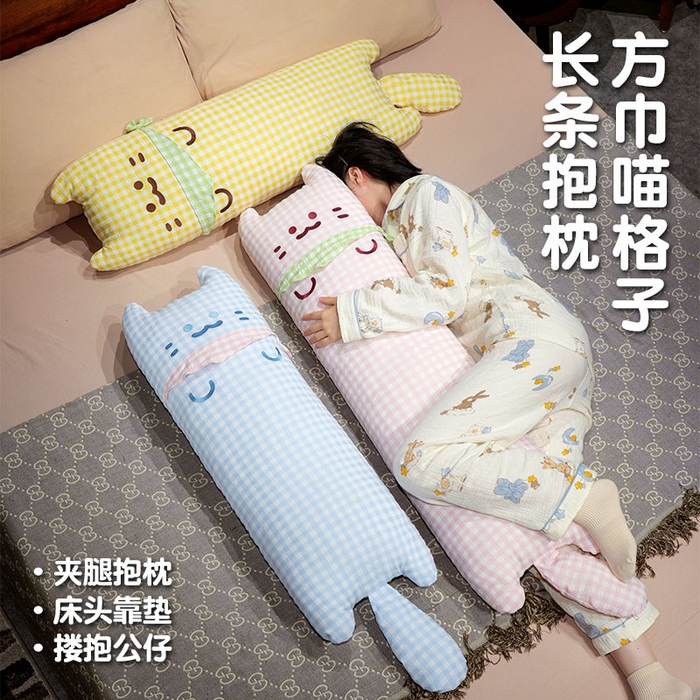 91家纺网 家纺一手货源 找家纺 仟亿莱 2025新款格子方巾喵长条睡觉抱枕 粉格方巾喵