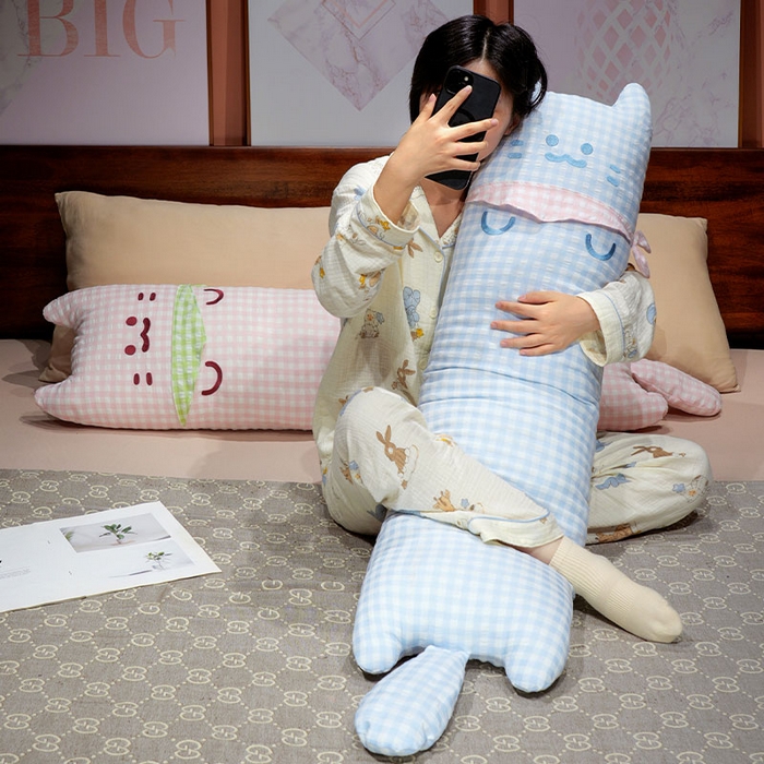 91家纺网 家纺一手货源 找家纺 仟亿莱 2025新款格子方巾喵长条睡觉抱枕 蓝格方巾喵