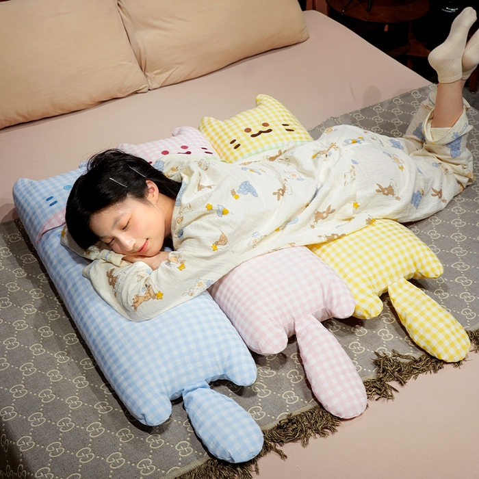 91家纺网 家纺一手货源 找家纺 （总）仟亿莱 2025新款格子方巾喵长条睡觉抱枕