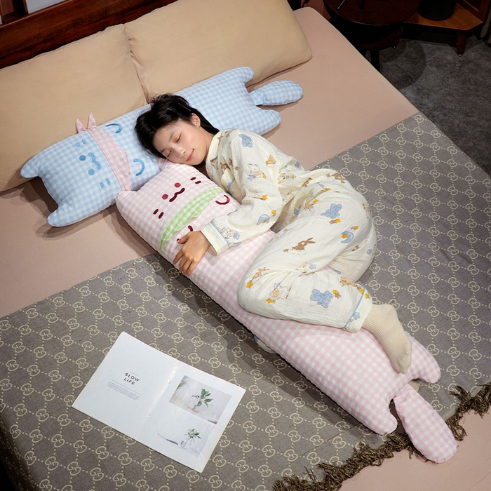 91家纺网 家纺一手货源 找家纺 仟亿莱 2025新款格子方巾喵长条睡觉抱枕 黄格方巾喵