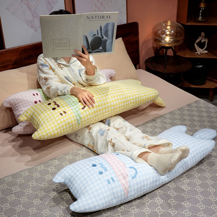 91家纺网 家纺一手货源 找家纺 仟亿莱 2025新款格子方巾喵长条睡觉抱枕 黄格方巾喵