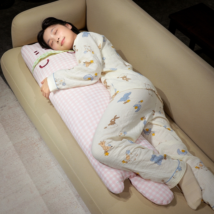 91家纺网 家纺一手货源 找家纺 （总）仟亿莱 2025新款格子方巾喵长条睡觉抱枕