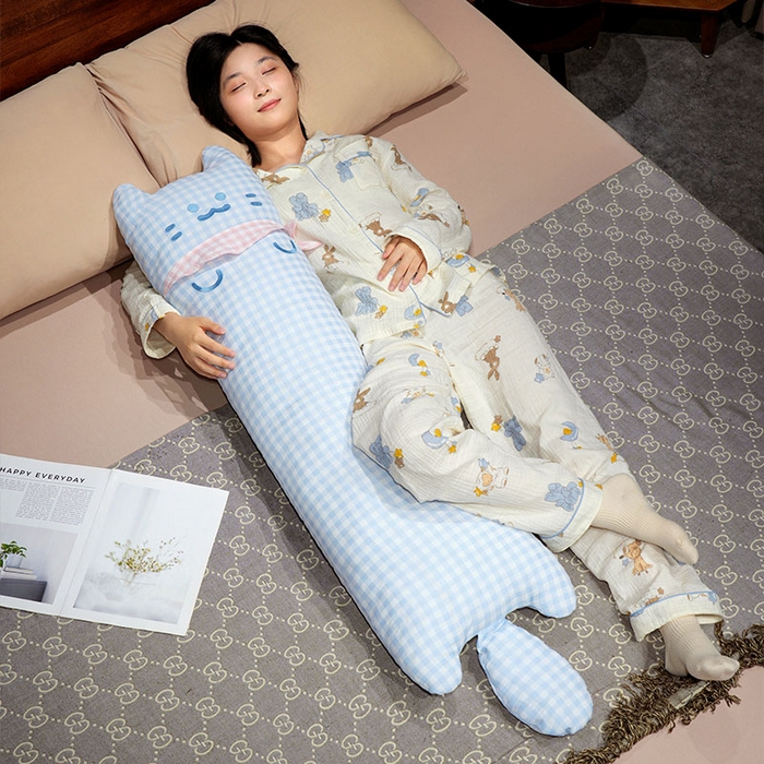 91家纺网 家纺一手货源 找家纺 仟亿莱 2025新款格子方巾喵长条睡觉抱枕 蓝格方巾喵