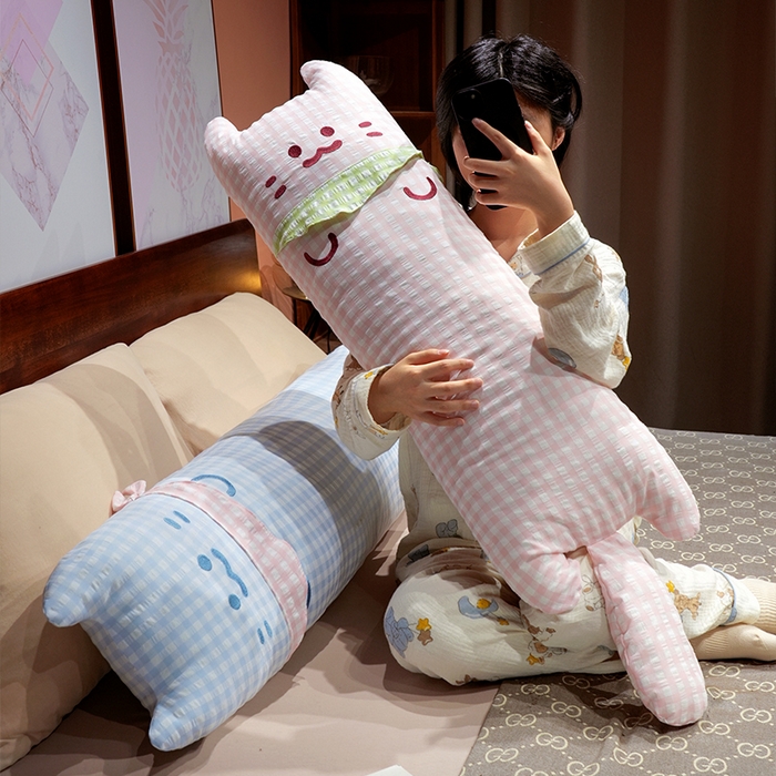 91家纺网 家纺一手货源 找家纺 仟亿莱 2025新款格子方巾喵长条睡觉抱枕 粉格方巾喵