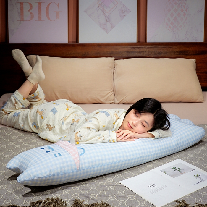 91家纺网 家纺一手货源 找家纺 仟亿莱 2025新款格子方巾喵长条睡觉抱枕 蓝格方巾喵