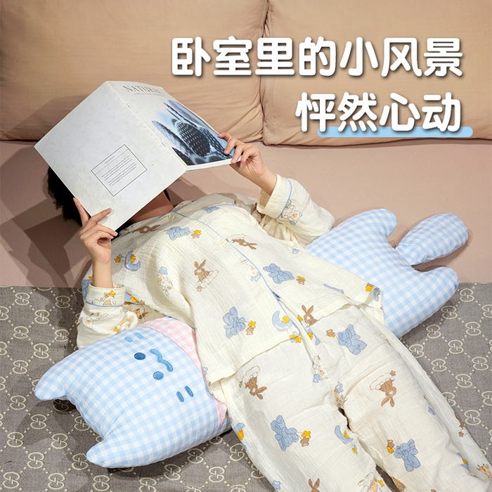 91家纺网 家纺一手货源 找家纺 仟亿莱 2025新款格子方巾喵长条睡觉抱枕 蓝格方巾喵