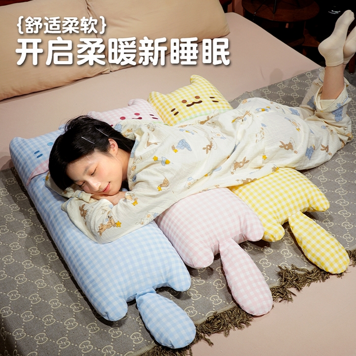 91家纺网 家纺一手货源 找家纺 仟亿莱 2025新款格子方巾喵长条睡觉抱枕 蓝格方巾喵