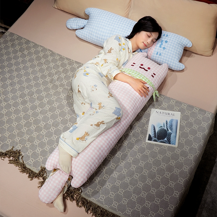 91家纺网 家纺一手货源 找家纺 仟亿莱 2025新款格子方巾喵长条睡觉抱枕 黄格方巾喵