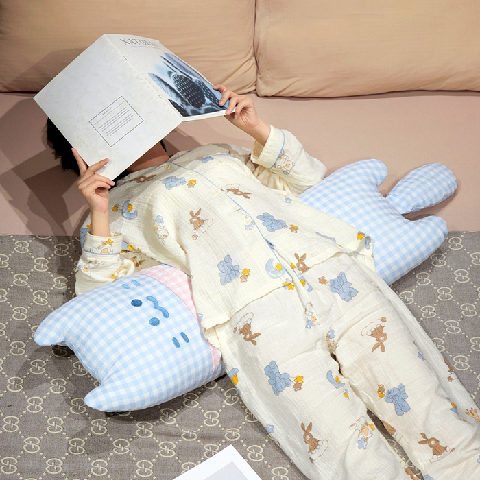 91家纺网 家纺一手货源 找家纺 仟亿莱 2025新款格子方巾喵长条睡觉抱枕 蓝格方巾喵
