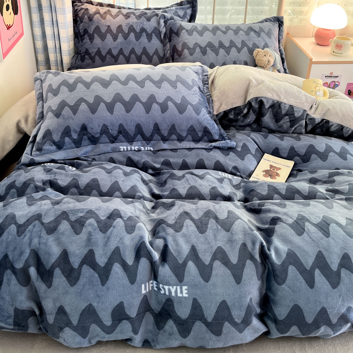 91家纺网 家纺一手货源 找家纺 川悦生活 2025新款加厚牛奶绒印花四件套 简一轻蓝