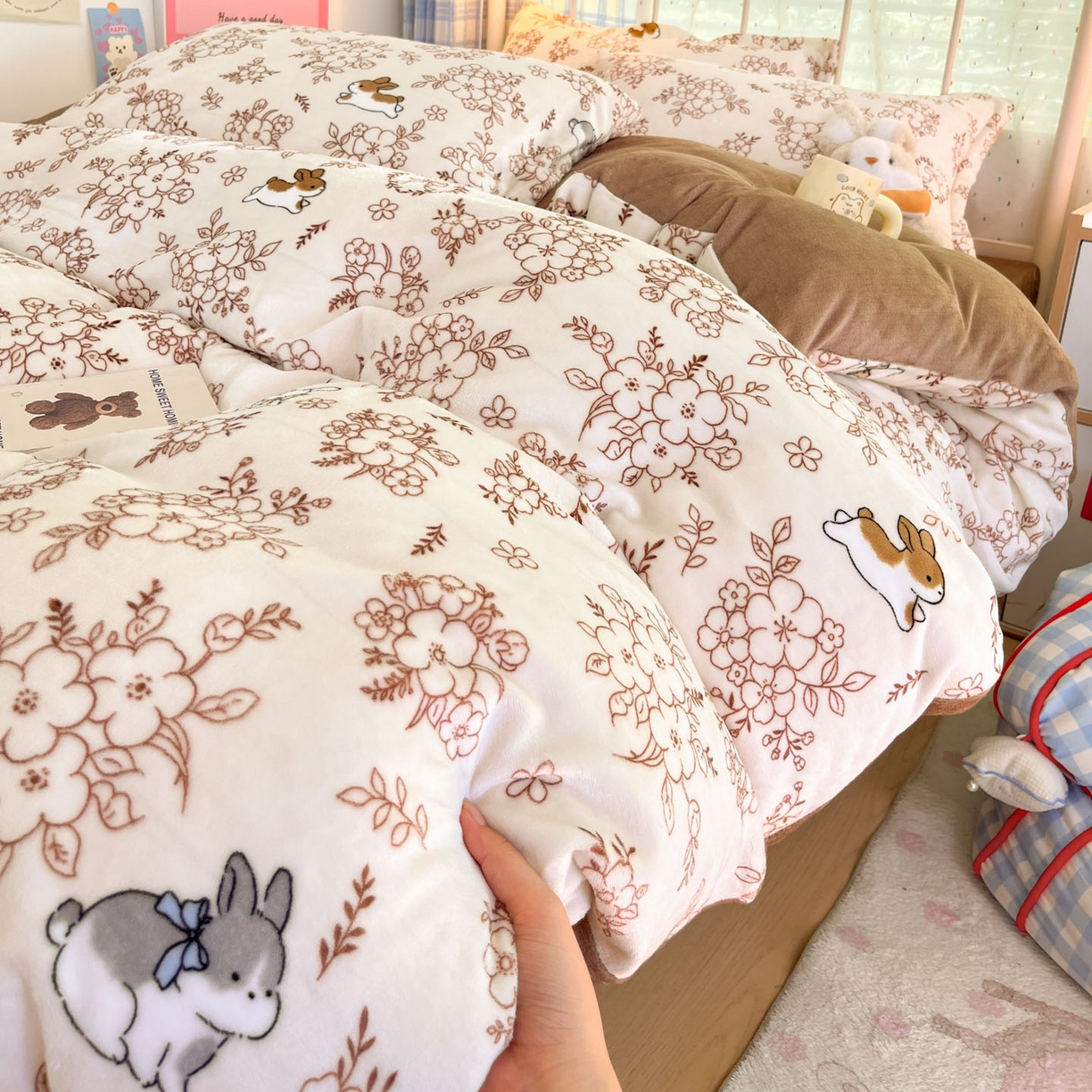 91家纺网 家纺一手货源 找家纺 川悦生活 2025新款加厚牛奶绒印花四件套 茶甜花兔