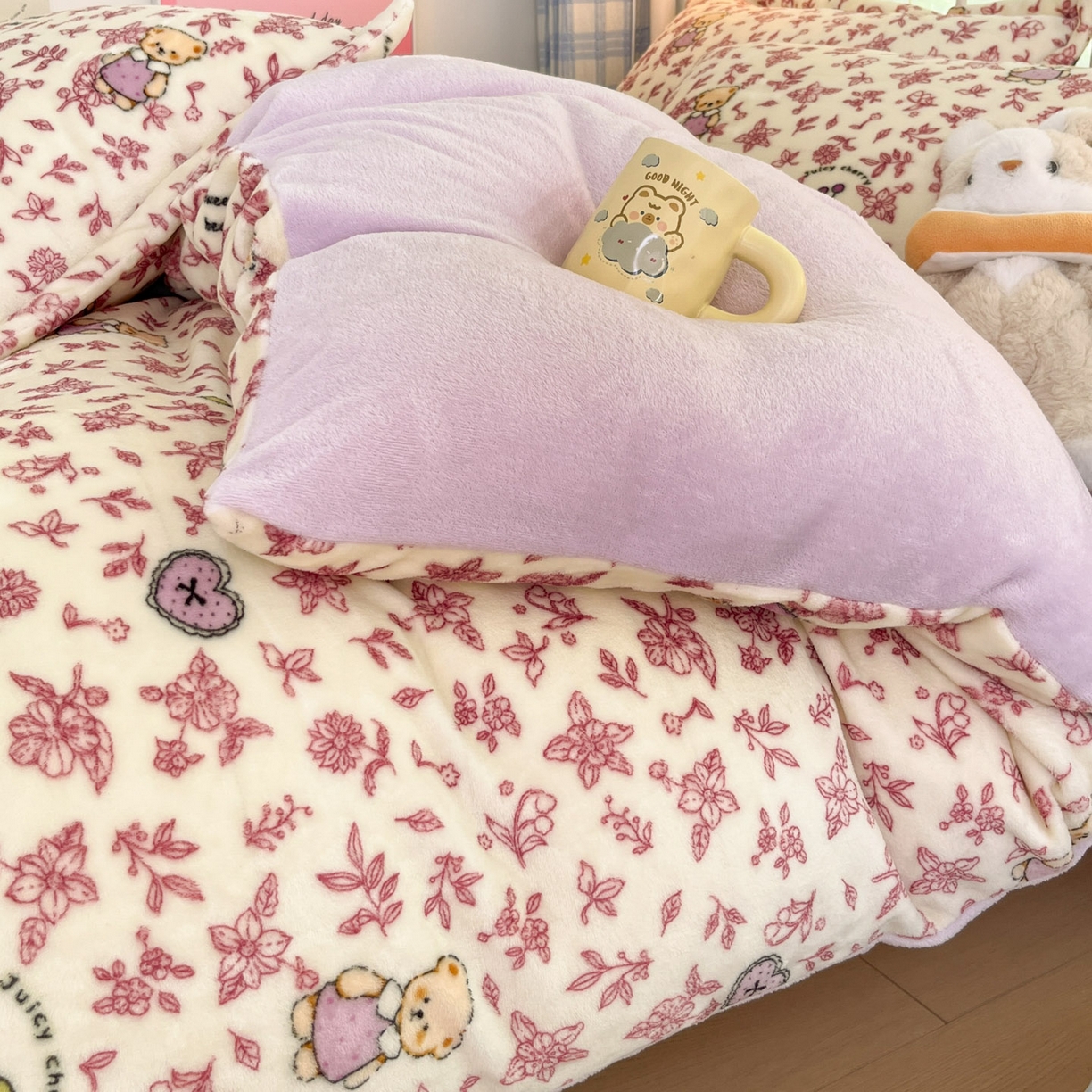91家纺网 家纺一手货源 找家纺 川悦生活 2025新款加厚牛奶绒印花四件套 花田小熊