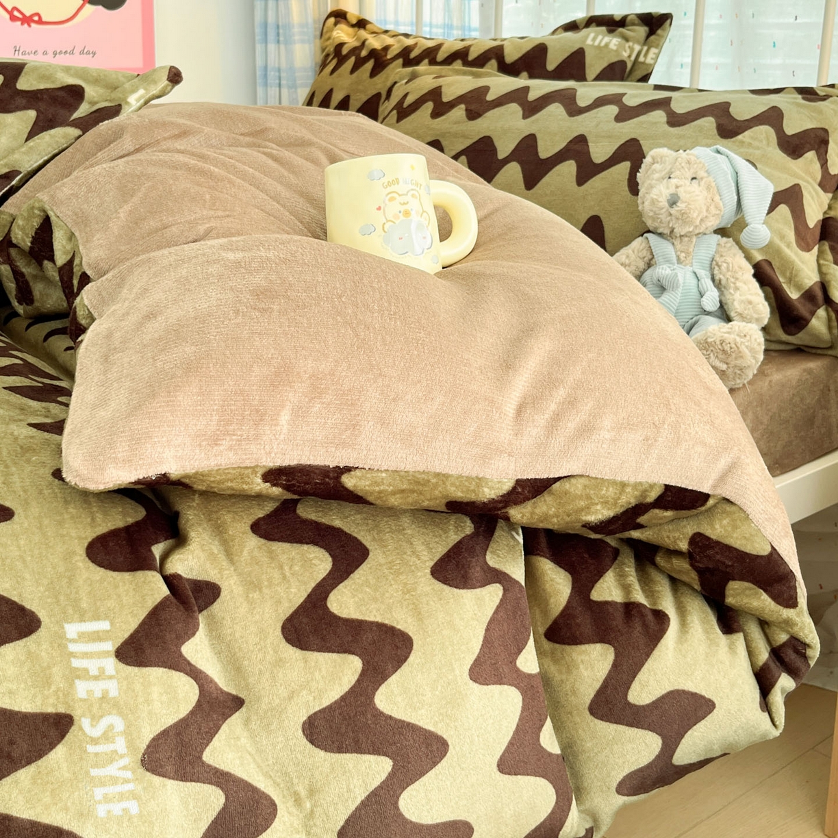 91家纺网 家纺一手货源 找家纺 川悦生活 2025新款加厚牛奶绒印花四件套 简一轻咖