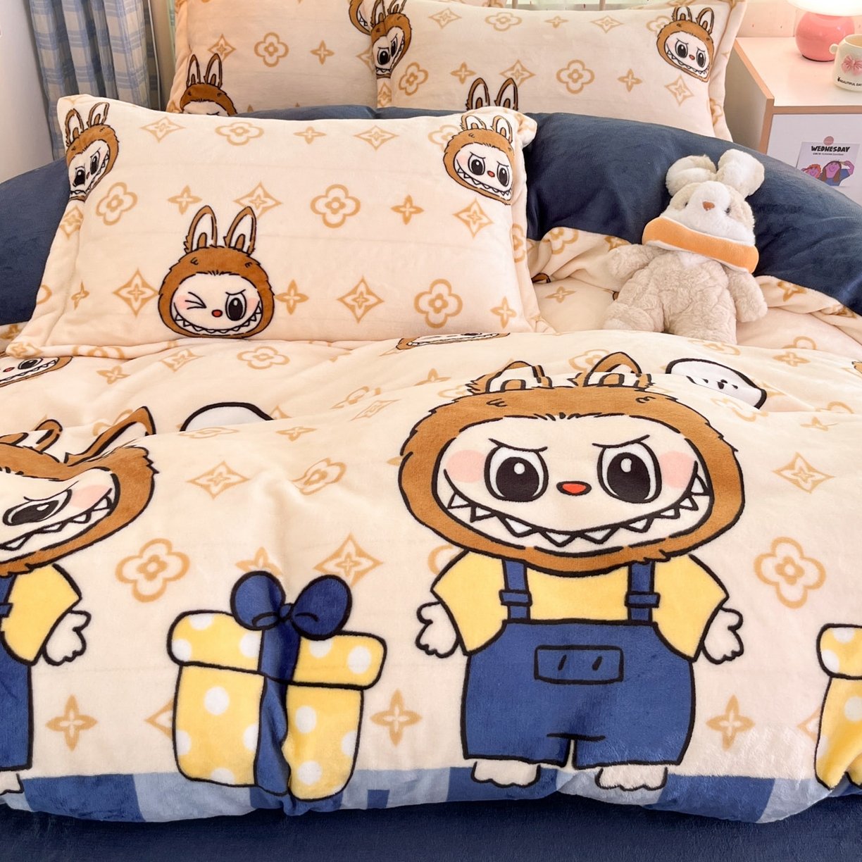 91家纺网 家纺一手货源 找家纺 川悦生活 2025新款加厚牛奶绒印花四件套 怪兽小礼物蓝