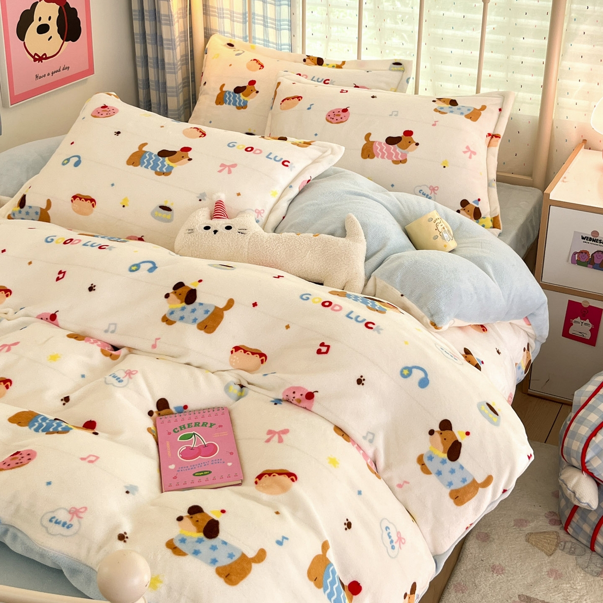 91家纺网 家纺一手货源 找家纺 川悦生活 2025新款加厚牛奶绒印花四件套 快乐腊肠蓝