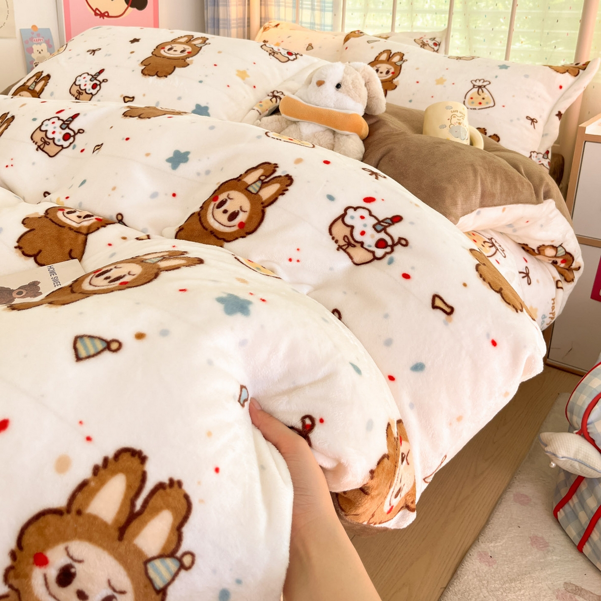 91家纺网 家纺一手货源 找家纺 川悦生活 2025新款加厚牛奶绒印花四件套 奶萨小熊