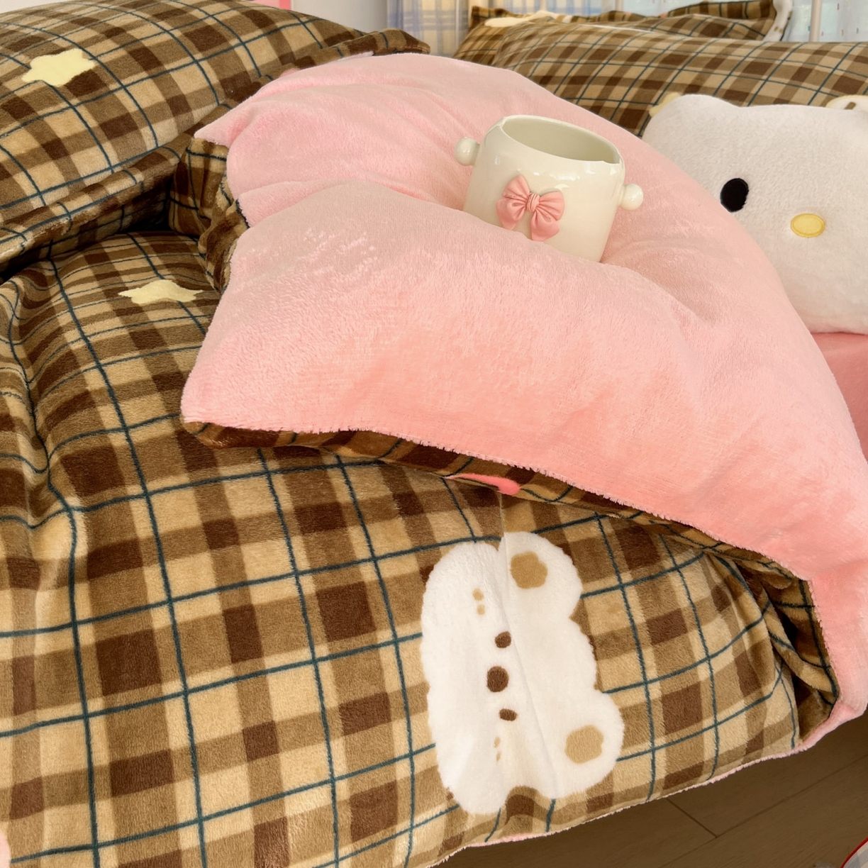 91家纺网 家纺一手货源 找家纺 川悦生活 2025新款加厚牛奶绒印花四件套 茶酥小熊粉