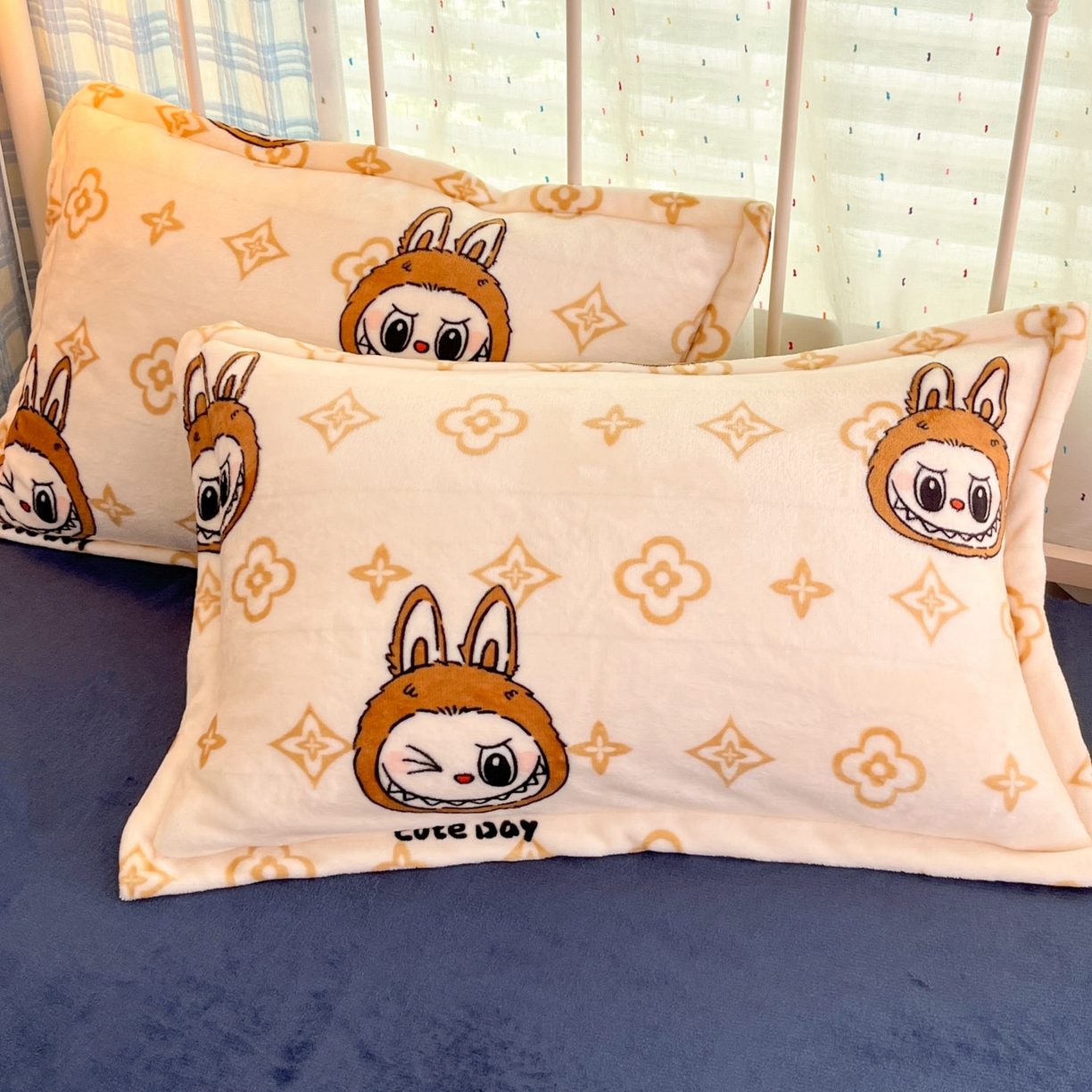 91家纺网 家纺一手货源 找家纺 川悦生活 2025新款加厚牛奶绒印花四件套 怪兽小礼物蓝