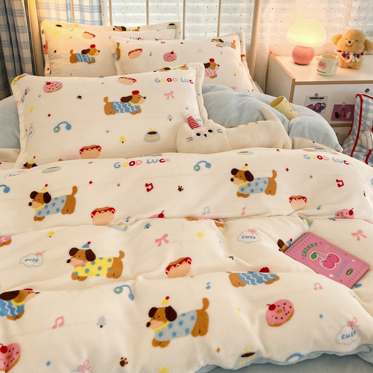 91家纺网 家纺一手货源 找家纺 川悦生活 2025新款加厚牛奶绒印花四件套 快乐腊肠蓝