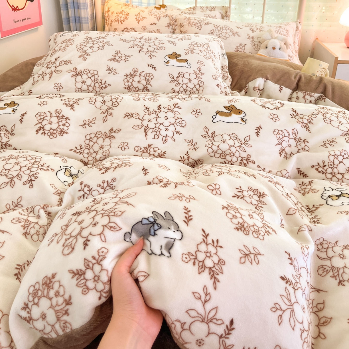 91家纺网 家纺一手货源 找家纺 川悦生活 2025新款加厚牛奶绒印花四件套 茶甜花兔