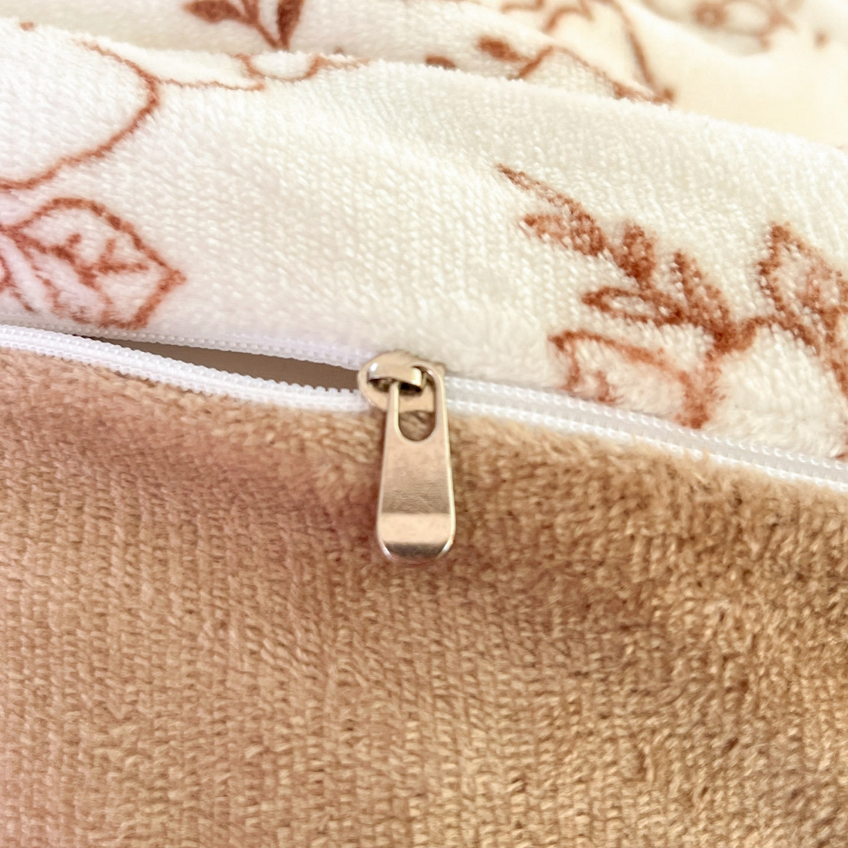 91家纺网 家纺一手货源 找家纺 川悦生活 2025新款加厚牛奶绒印花四件套 茶甜花兔