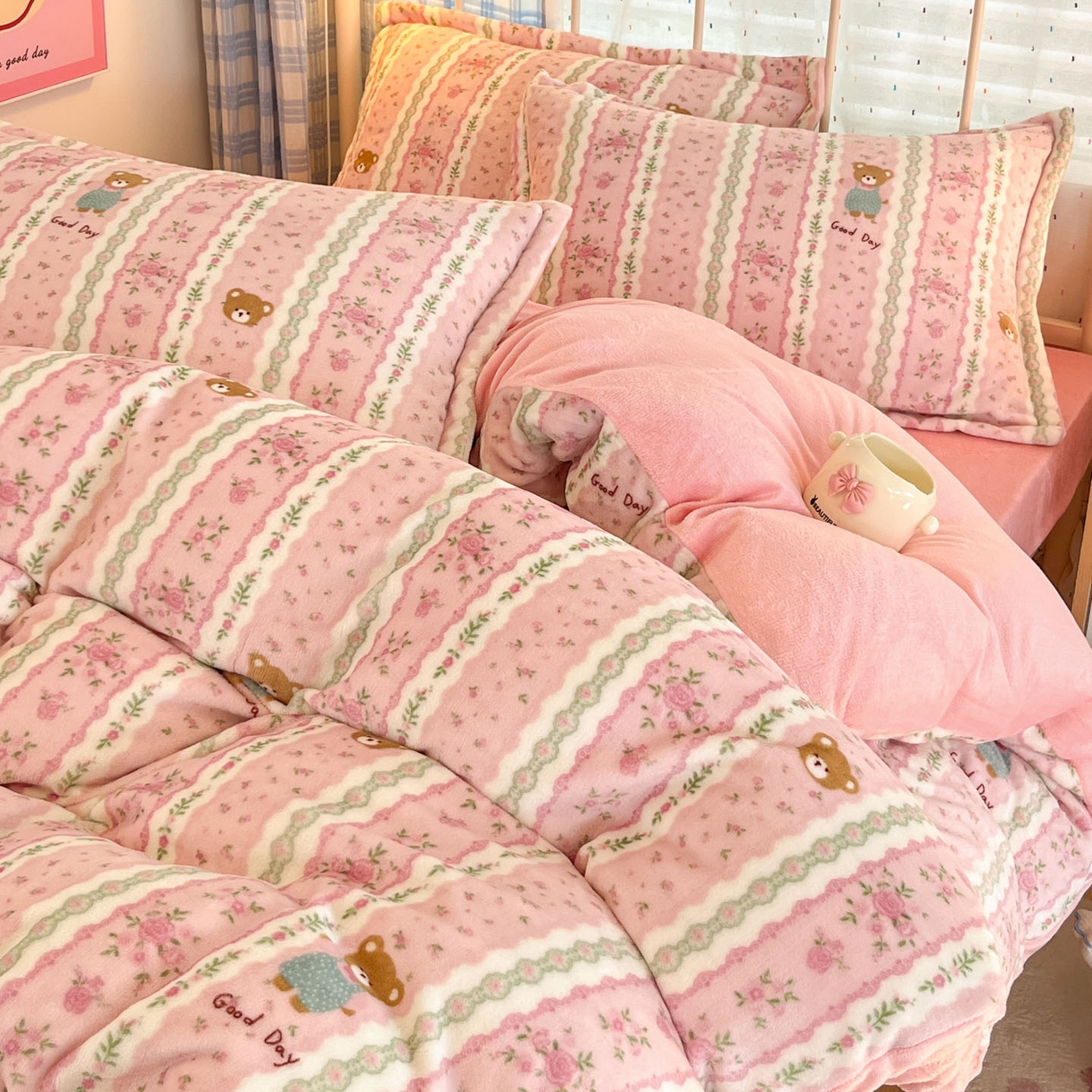 91家纺网 家纺一手货源 找家纺 川悦生活 2025新款加厚牛奶绒印花四件套 芙宁小熊