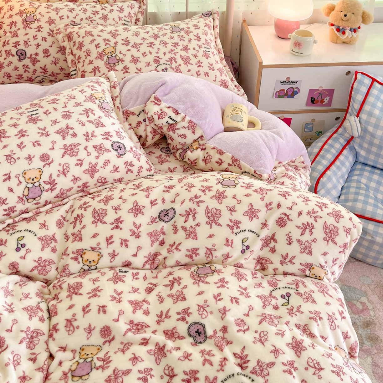 91家纺网 家纺一手货源 找家纺 川悦生活 2025新款加厚牛奶绒印花四件套 花田小熊