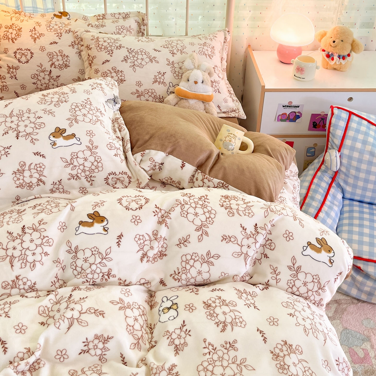 91家纺网 家纺一手货源 找家纺 川悦生活 2025新款加厚牛奶绒印花四件套 茶甜花兔