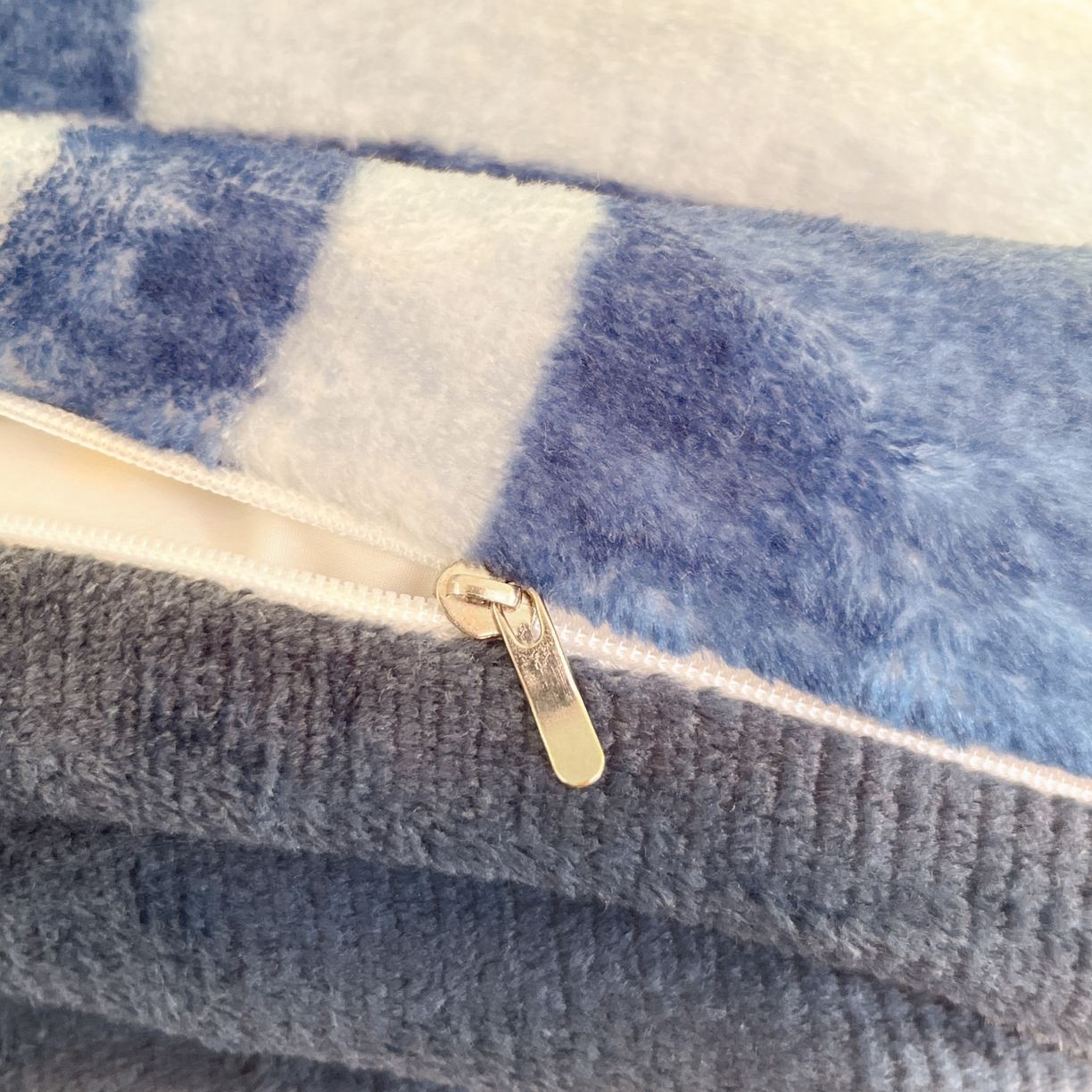 91家纺网 家纺一手货源 找家纺 川悦生活 2025新款加厚牛奶绒印花四件套 怪兽小礼物蓝