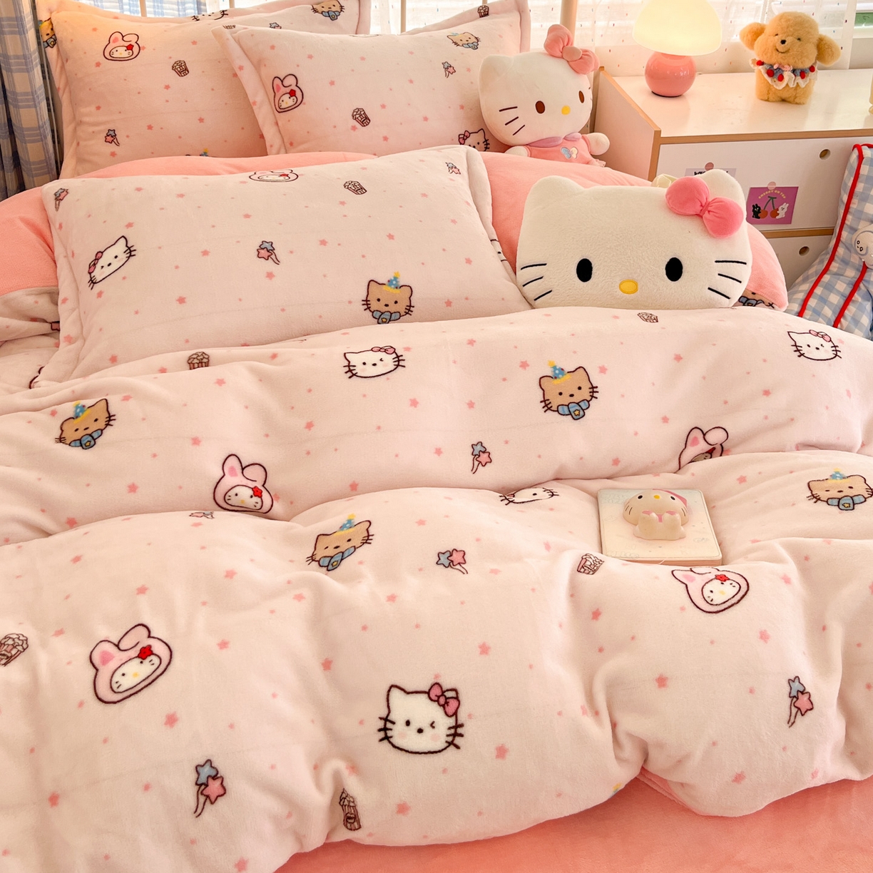 91家纺网 家纺一手货源 找家纺 川悦生活 2025新款加厚牛奶绒印花四件套 奶朵小猫