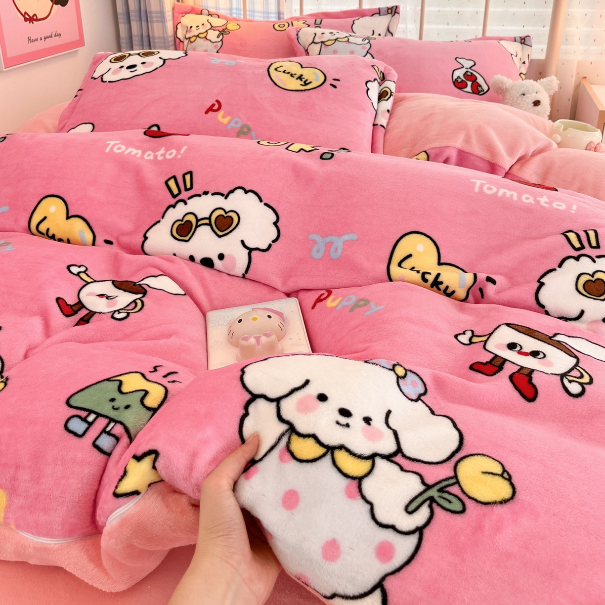 91家纺网 家纺一手货源 找家纺 川悦生活 2025新款加厚牛奶绒印花四件套 嗨皮小奶狗