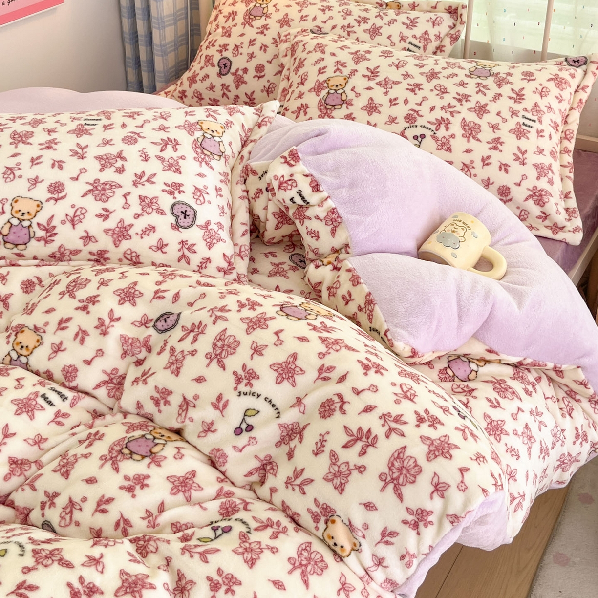 91家纺网 家纺一手货源 找家纺 川悦生活 2025新款加厚牛奶绒印花四件套 花田小熊