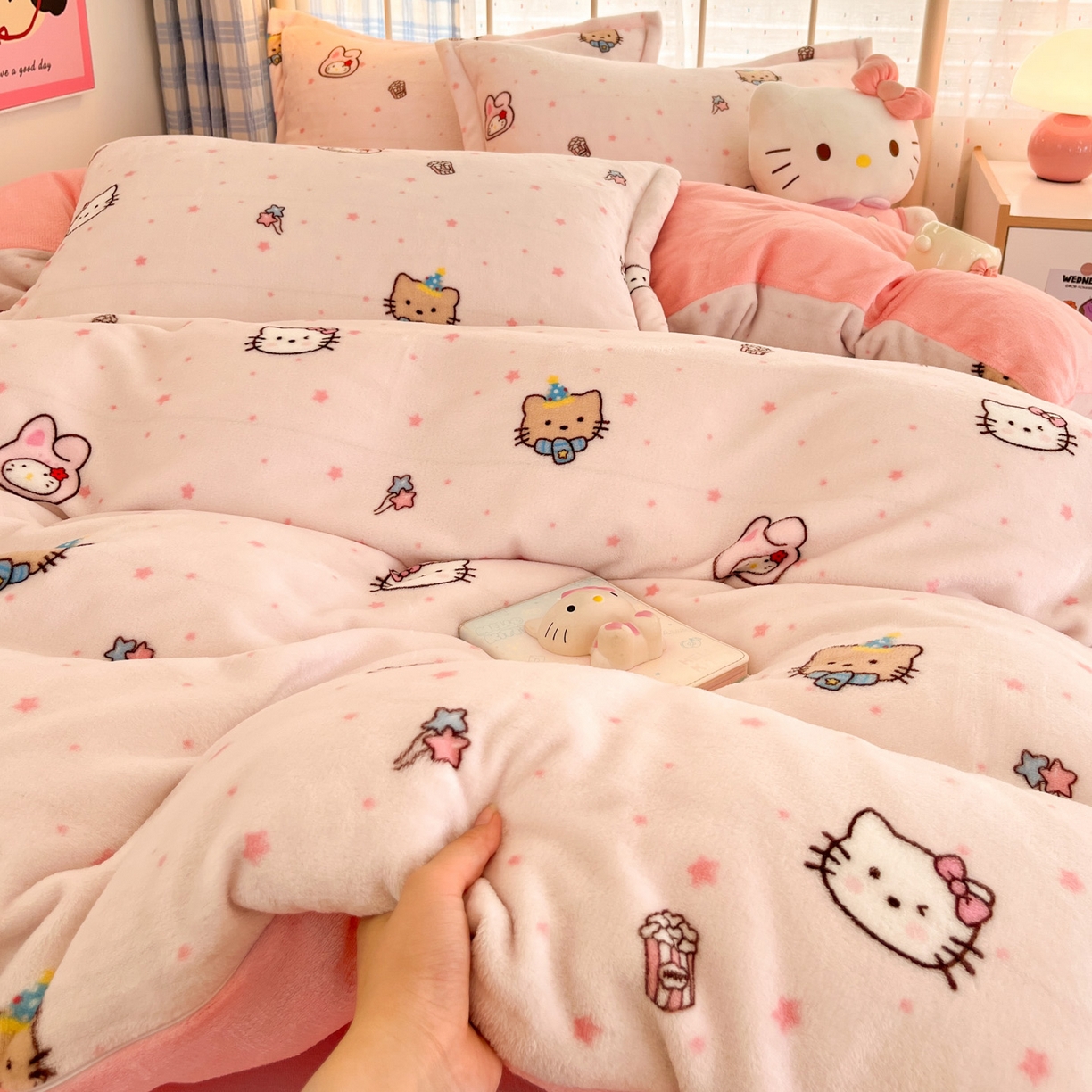 91家纺网 家纺一手货源 找家纺 川悦生活 2025新款加厚牛奶绒印花四件套 奶朵小猫