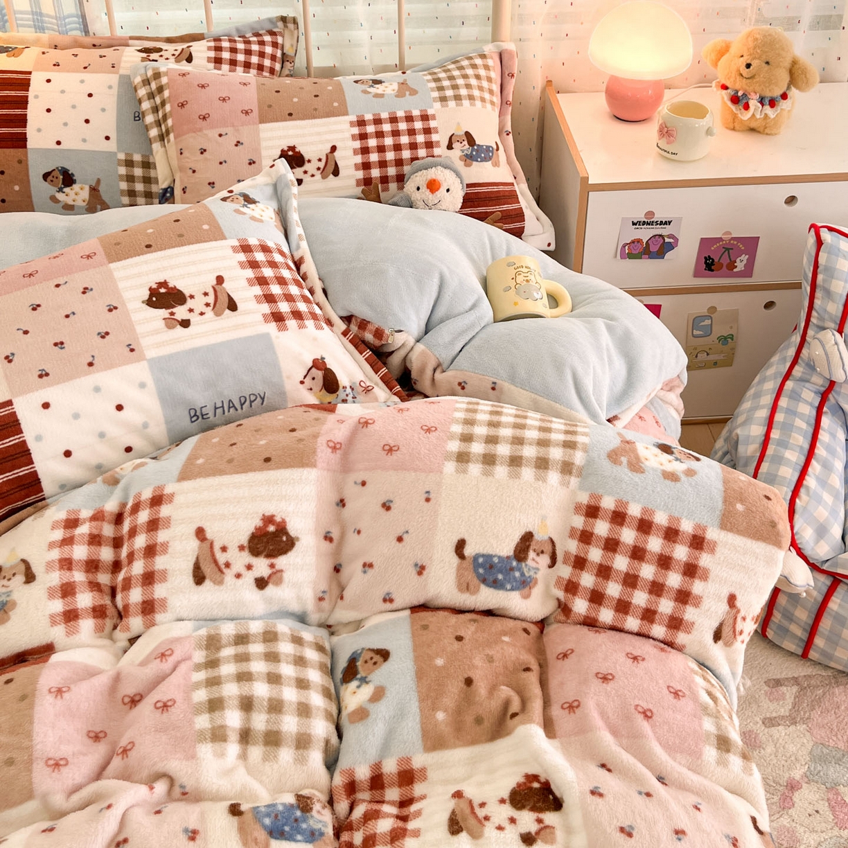 91家纺网 家纺一手货源 找家纺 川悦生活 2025新款加厚牛奶绒印花四件套 腊肠布丁