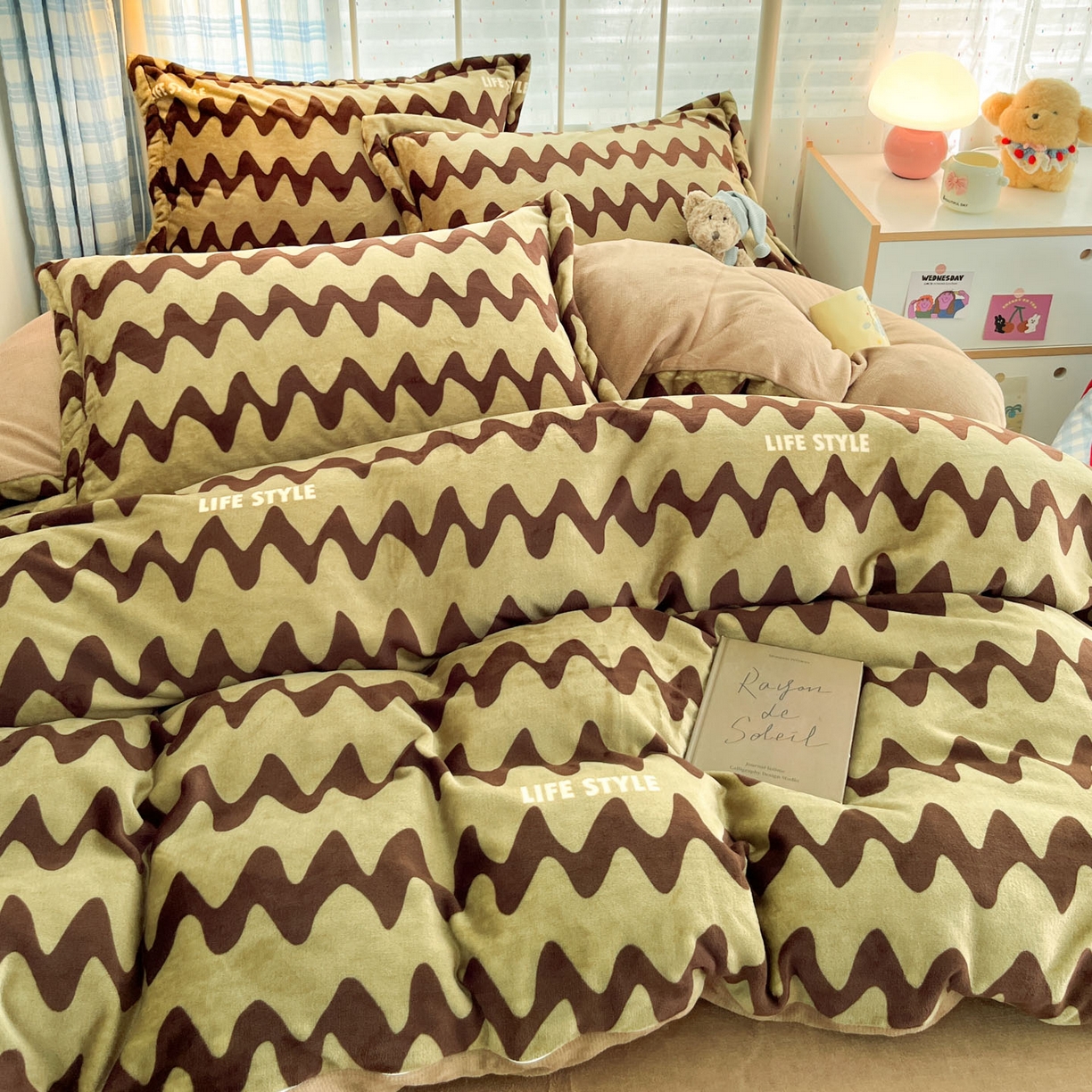 91家纺网 家纺一手货源 找家纺 川悦生活 2025新款加厚牛奶绒印花四件套 简一轻咖