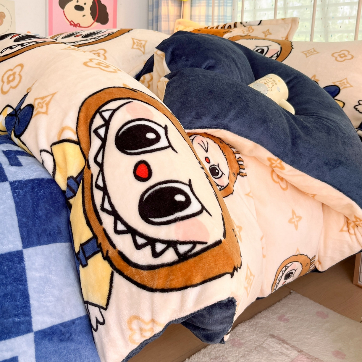 91家纺网 家纺一手货源 找家纺 川悦生活 2025新款加厚牛奶绒印花四件套 怪兽小礼物蓝