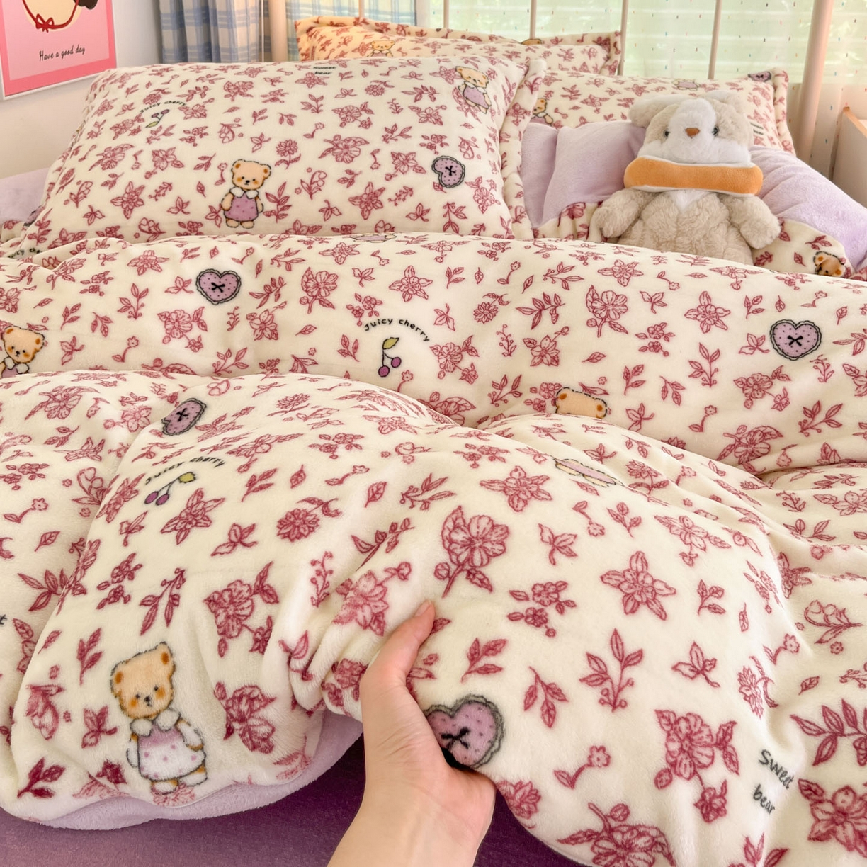 91家纺网 家纺一手货源 找家纺 川悦生活 2025新款加厚牛奶绒印花四件套 花田小熊