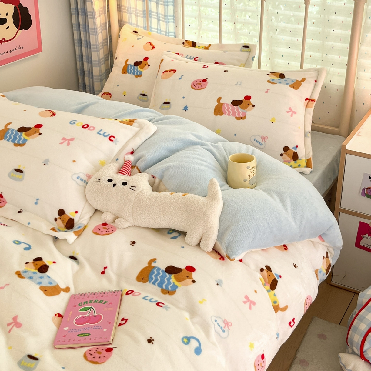 91家纺网 家纺一手货源 找家纺 川悦生活 2025新款加厚牛奶绒印花四件套 快乐腊肠蓝