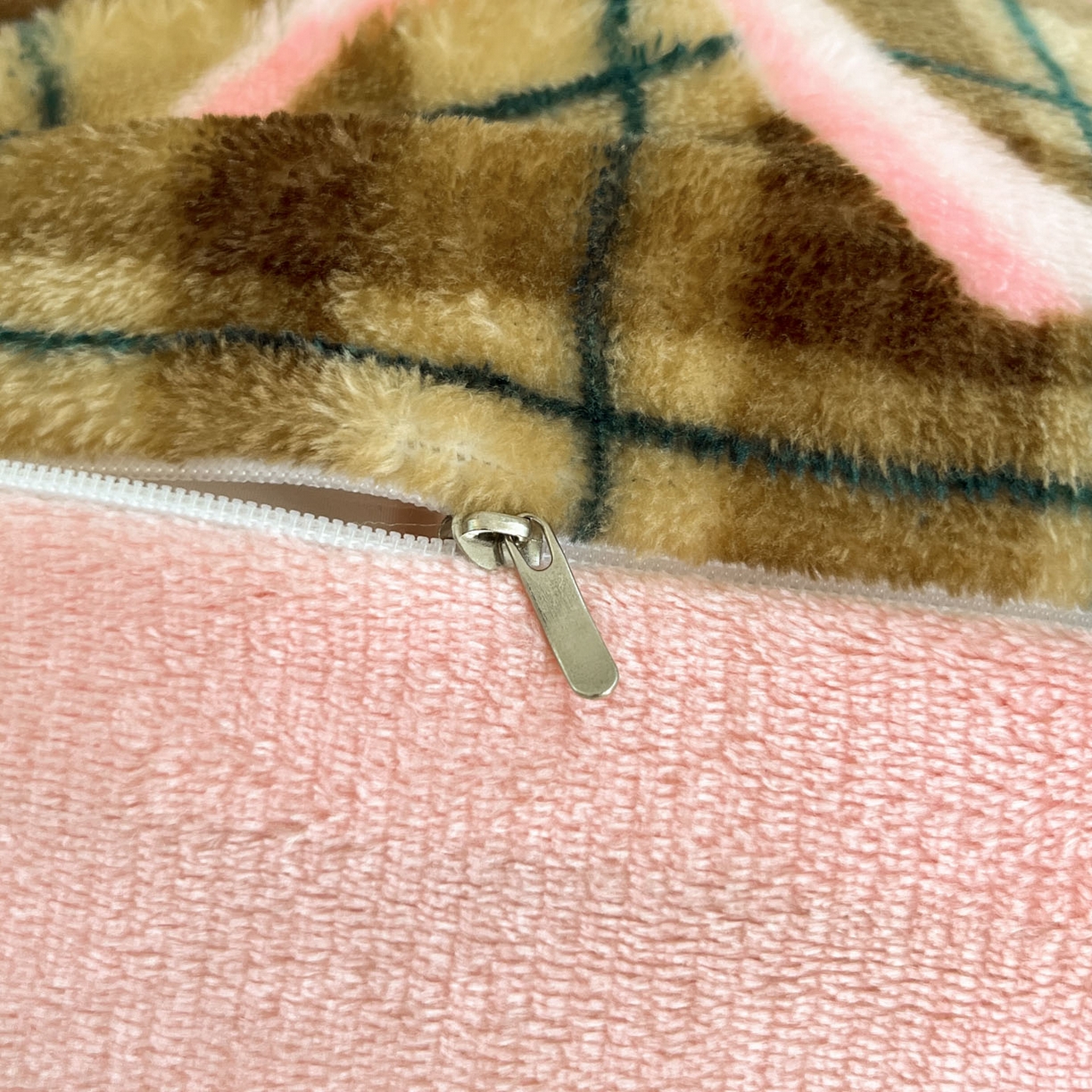 91家纺网 家纺一手货源 找家纺 川悦生活 2025新款加厚牛奶绒印花四件套 茶酥小熊粉