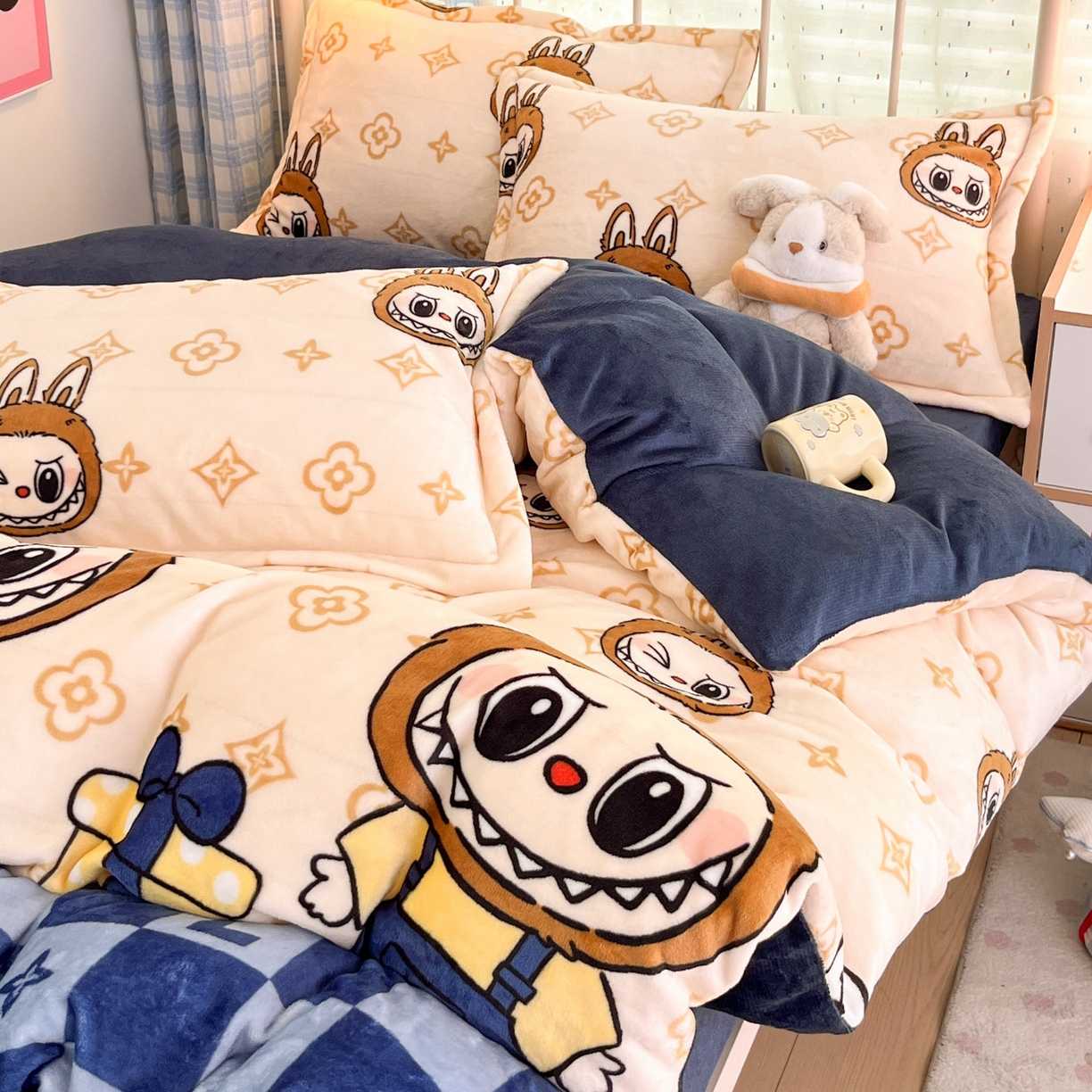 91家纺网 家纺一手货源 找家纺 川悦生活 2025新款加厚牛奶绒印花四件套 怪兽小礼物蓝
