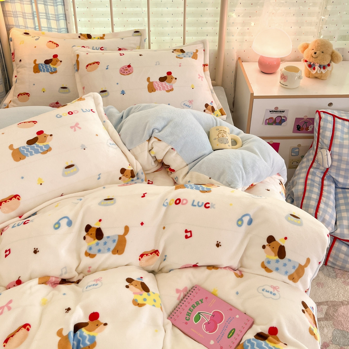 91家纺网 家纺一手货源 找家纺 川悦生活 2025新款加厚牛奶绒印花四件套 快乐腊肠蓝