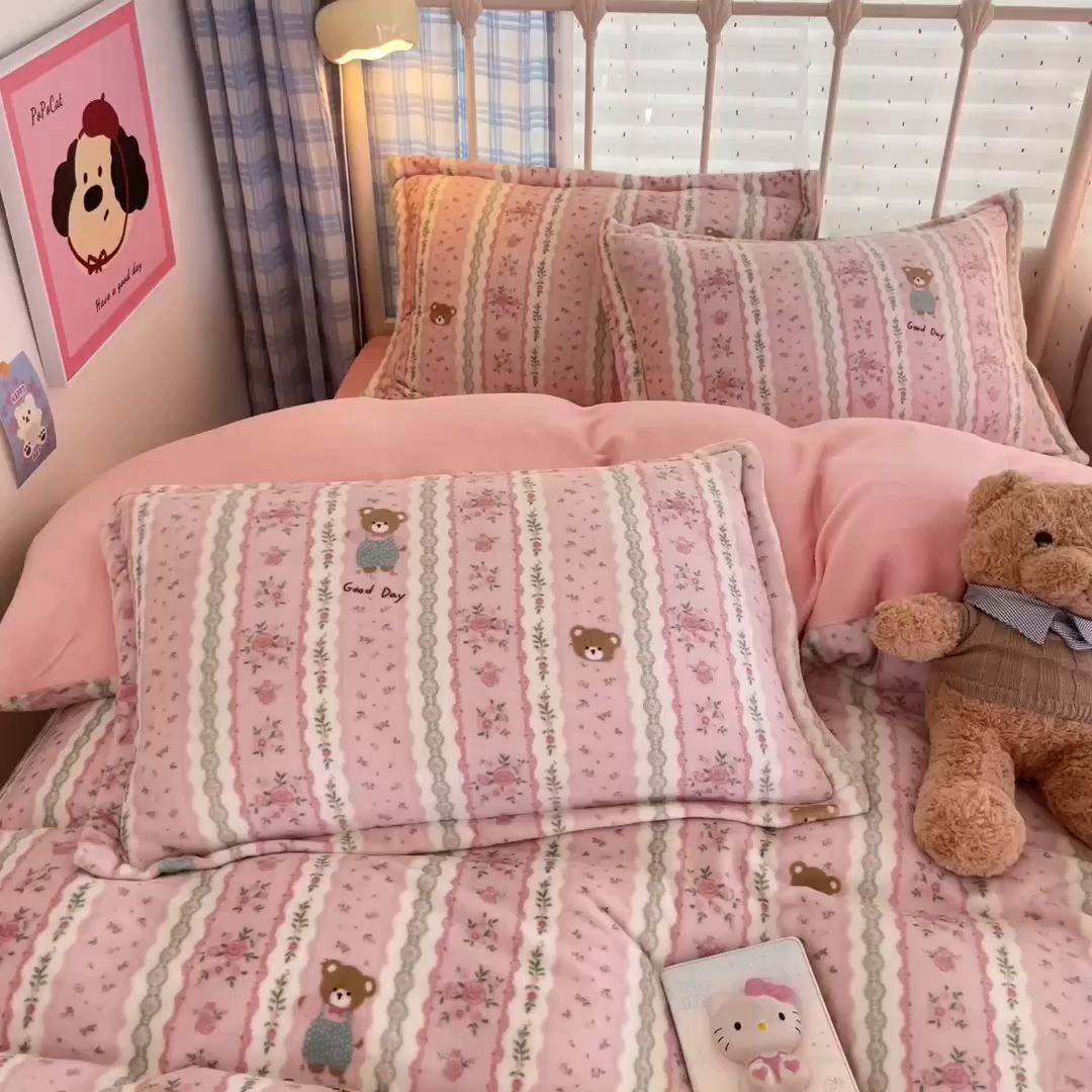 91家纺网 家纺一手货源 找家纺 川悦生活 2025新款加厚牛奶绒印花四件套 芙宁小熊