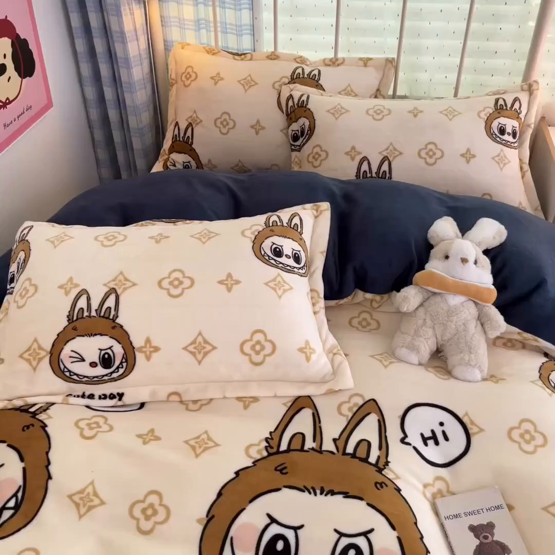 91家纺网 家纺一手货源 找家纺 川悦生活 2025新款加厚牛奶绒印花四件套 怪兽小礼物蓝