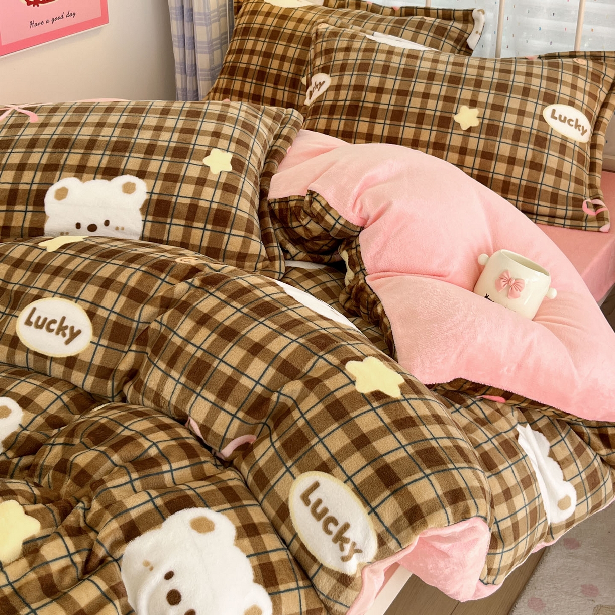 91家纺网 家纺一手货源 找家纺 川悦生活 2025新款加厚牛奶绒印花四件套 茶酥小熊粉